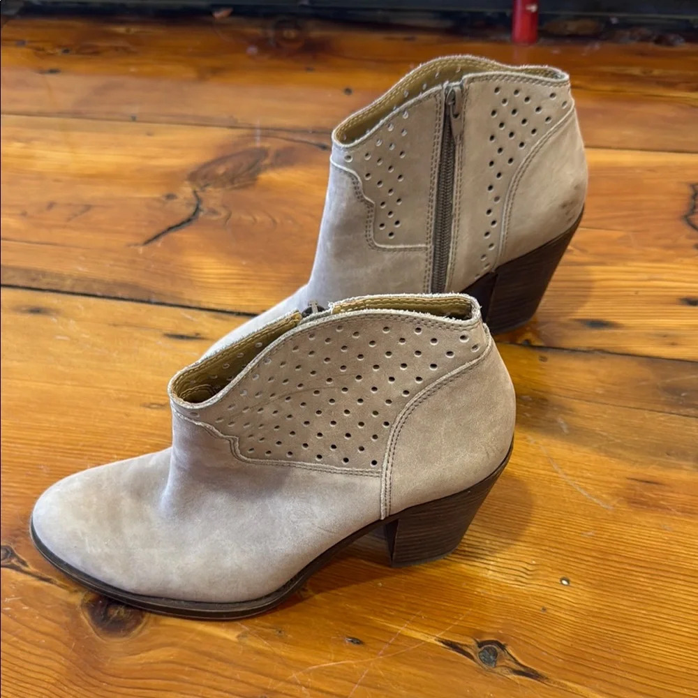Lucky Brand Gray Tan Ankle Boots Cutout Design and Medium Stacked Heel Size 8.5 - Picture 3 of 10